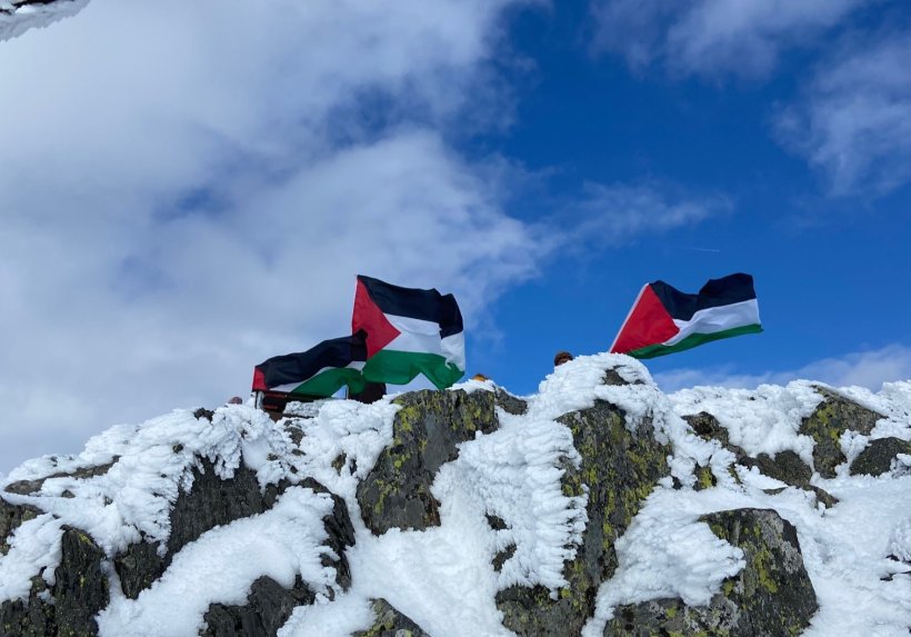 Des membres altiligériens de l'Association France Palestine Solidarité au sommet du Mézenc