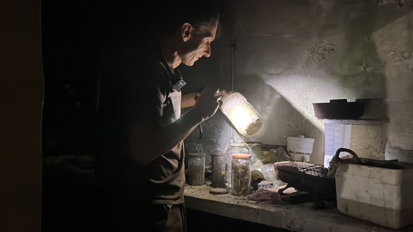 Vincent Duseigne, explore un vieil hôtel abandonné. 