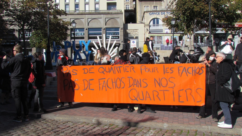 Militants antifascistes et des droits humains devant la mairie du Puy. 