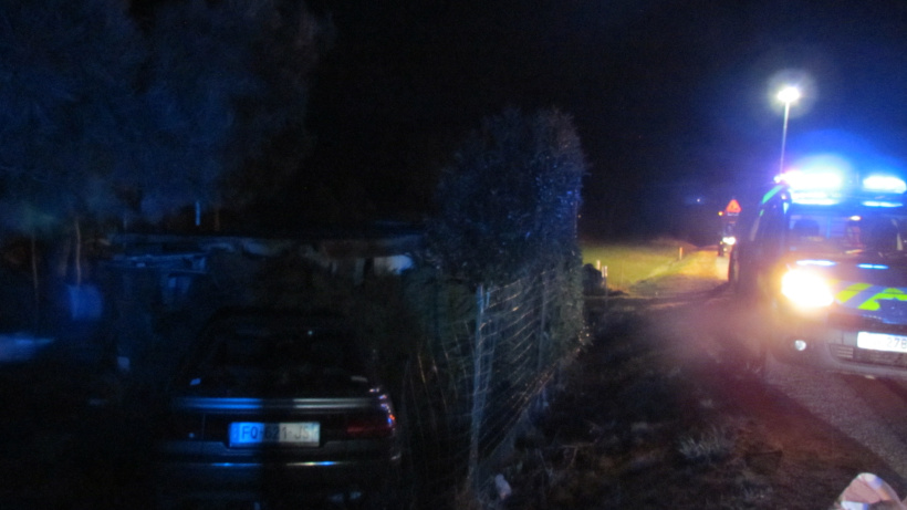 Accident de voiture de nuit avec voiture du samu