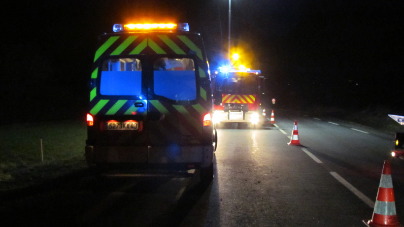 Camion de pompiers sur un accident de nuit