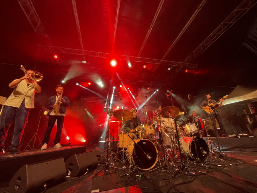 Le groupe Hypercontent en train de performer sur la Grande Scène au Monastier