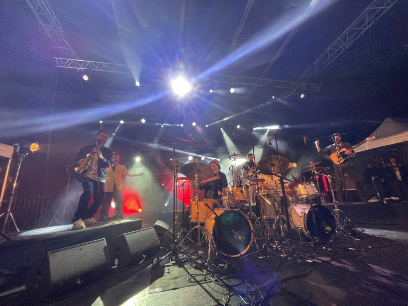 Le groupe Hypercontent en train de performer sur la Grande Scène au Monastier