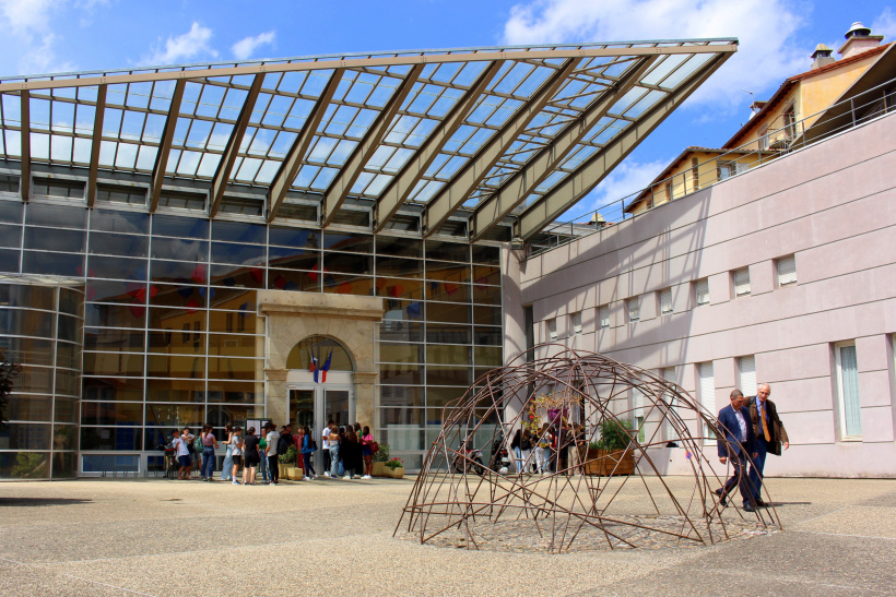 Le collège Lafayette se situe en plein centre-ville du Puy-en-Velay.