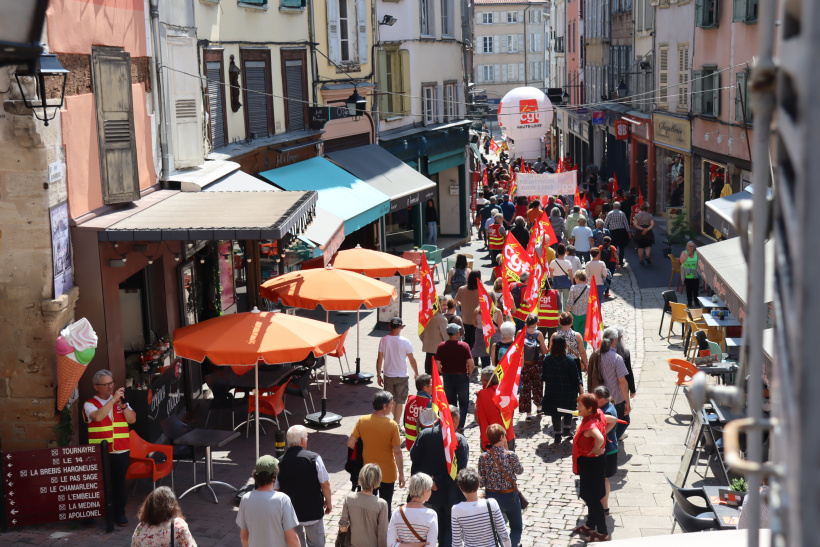 Les rues du Puy ont été un instant investies par la mobilisation. 