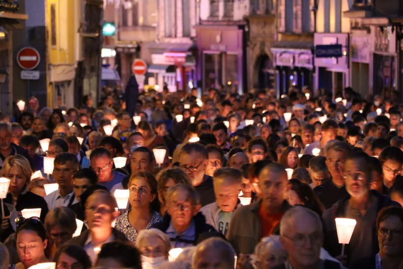 Il y avait foule lors de la procession aux flambeaux