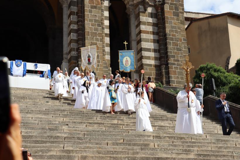 Départ de la procession au pied de la Cathédrale