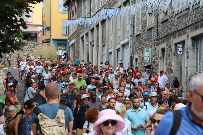 La foule s'est fortement agrandi tout au long du défilé, pour atteindre plus de 3 000 pers