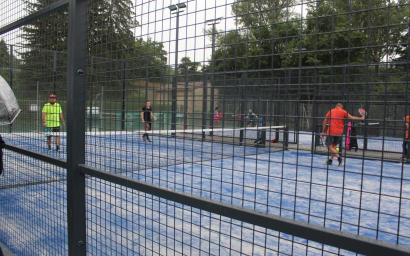 Les courts de padel sont reconnaissables à leur revêtement synthétique bleu