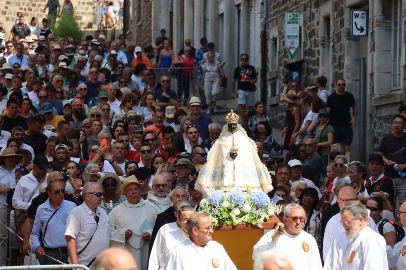 Départ de la procession mariale sur l'avenue de la cathédrale au Puy.