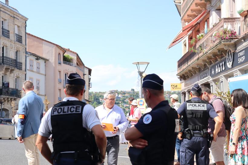Les forces de l'ordre à proximité du cortège de la procession mariale