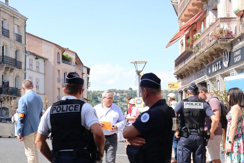 Les forces de l'ordre à proximité du cortège de la procession mariale