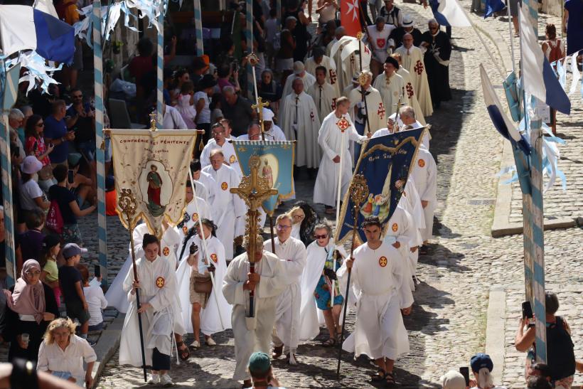 Arrivée de la procession mariale devant la cathédrale Notre Dame du Puy ce mardi 15 août. 