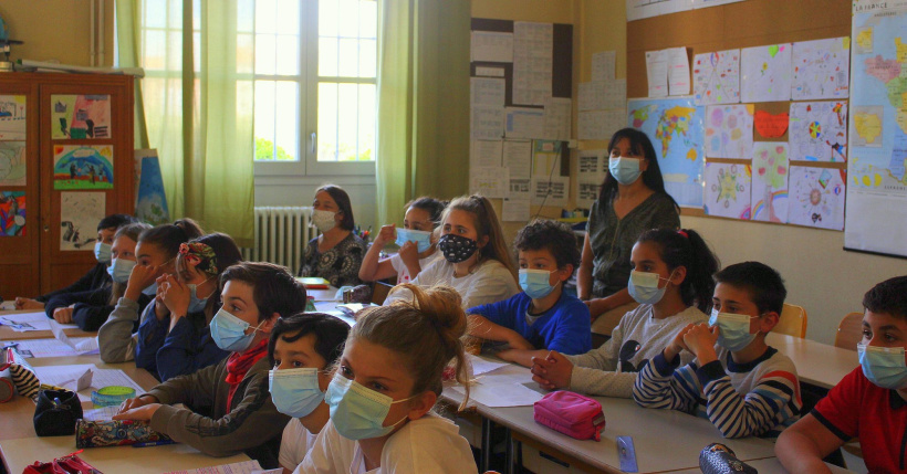 Yamina Bouton et sa classe de CM2, 1er du Prix de la Maison d'Izieu catégorie primaire. 