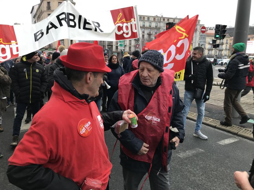 Alain Chevalier, retraité (à droite de la photo), prépare un fumigène