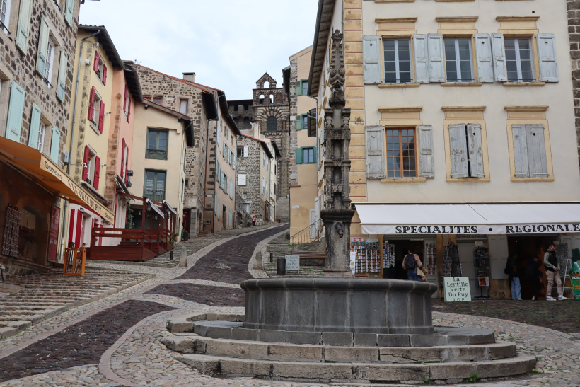 La fontaine de l'Ange se trouve à 20à mètres au pied de la cathédrale du Puy-en-Velay