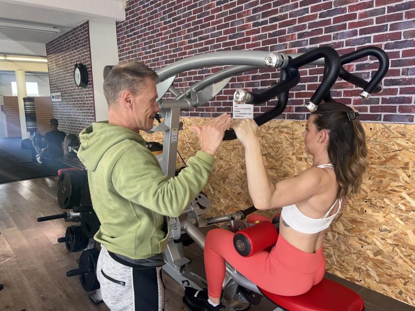 Philippe, le gérant  et une adhérente de Studio Fitness