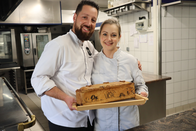 Aurélien et Aurélie Vidal présentent leur célèbre pâté en croûte. 