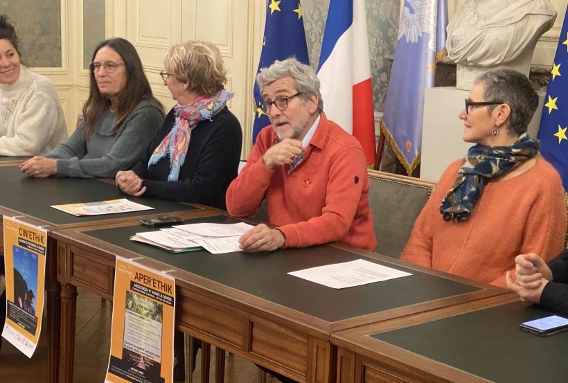 Au centre, le médecin Jacques Labrosse. À sa gauche, le médecin Isabelle Chazot.