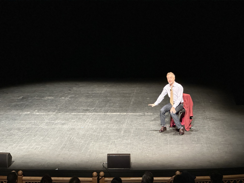 Jonathan Lambert sur la scène du théatre du puy