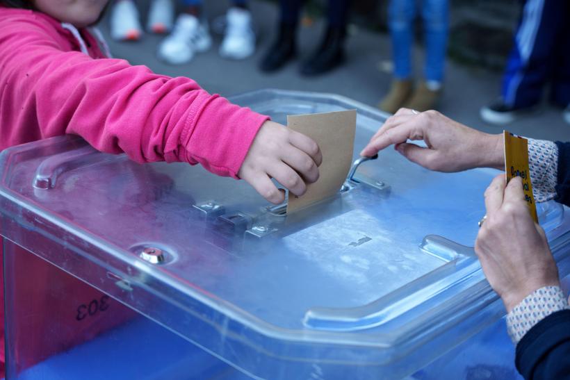 Vote d'un enfant pour élire les représentant du conseil municipal des jeunes de 2022