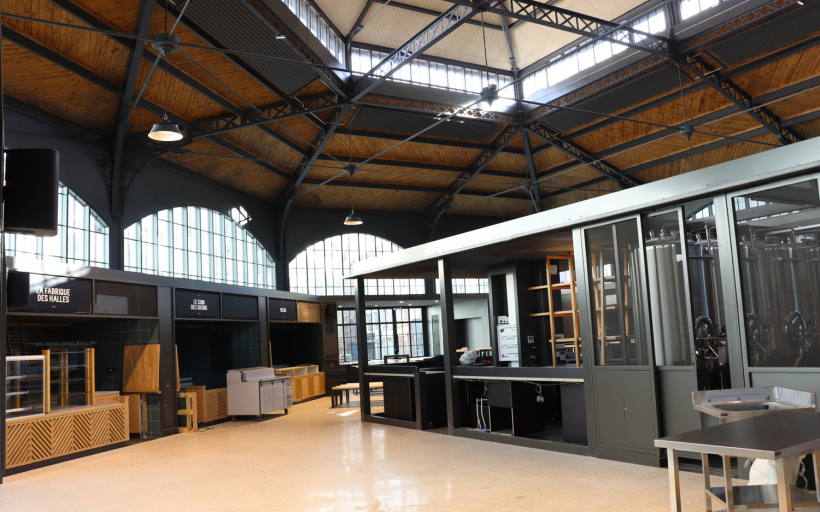 L'intérieur des Halles Ponotes du Marché couvert du Puy-en-Velay va bientôt se terminer.