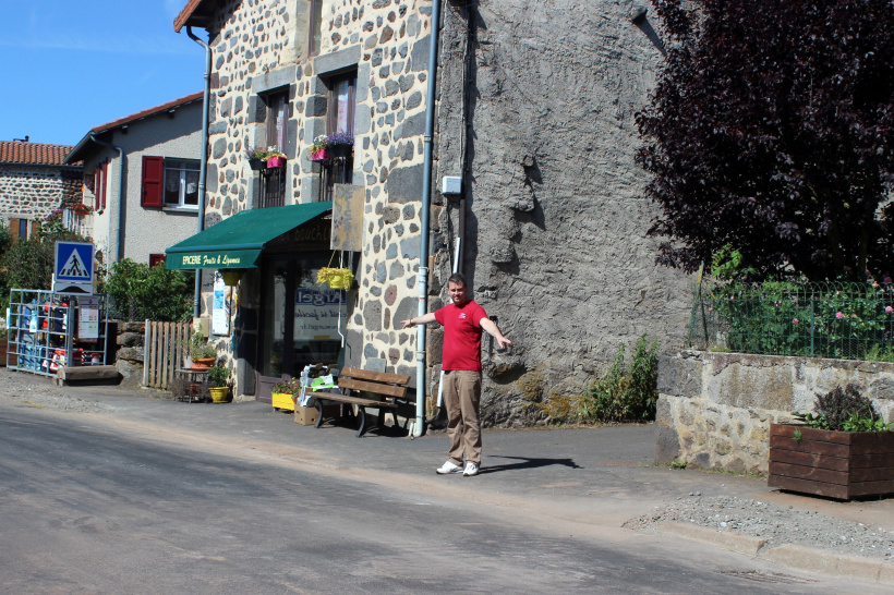 Fabien Rochedy montre deux emplacements de fuites colmatées devant son auberge.