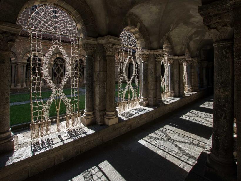 Les Passives, par Delphine Ciavaldini au Cloître de la cathédrale du Puy-en-Velay