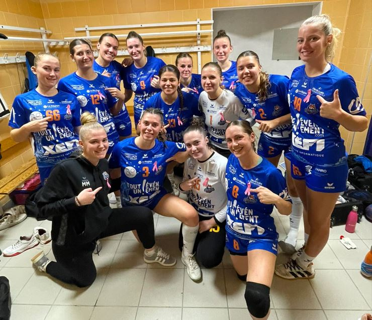 Les filles du SGBHB dans le vestiaire après la victoire.