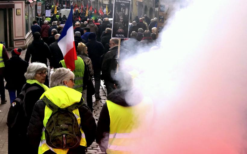 Des manifestants descendent la rue Pannessac.