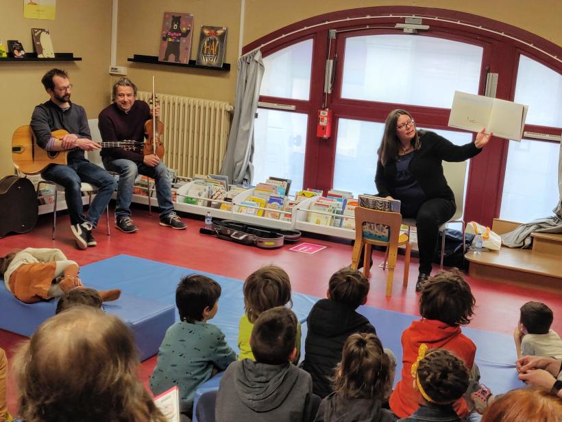 Lo Festenal a débuté par des contes en Occitan à la bibliothèque du Puy.