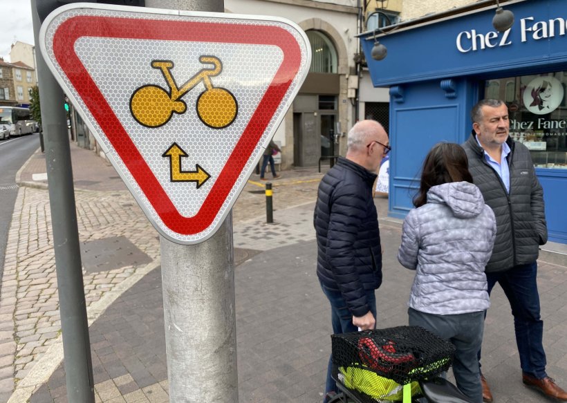 Près de 400 panneaux existent dans le code de la route français dont le M12 pour les vélos