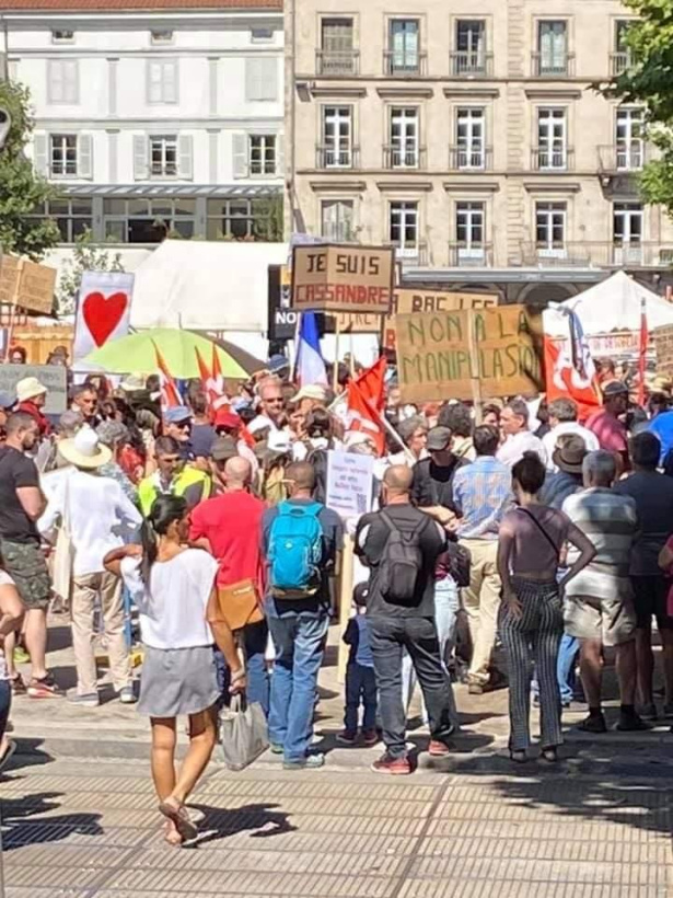 La pancarte « Non à la manipulation» avec S pour Sionisme est un message antisémite.