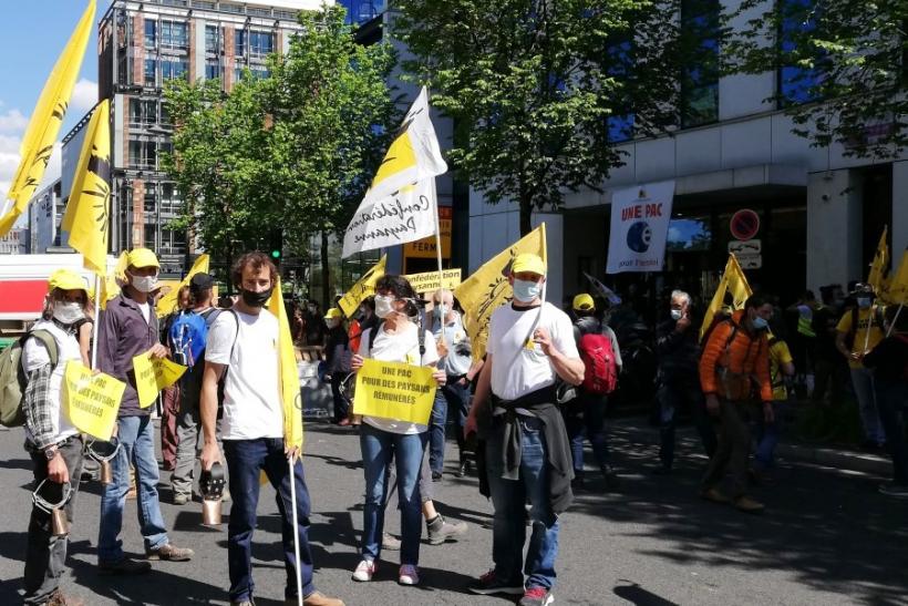 Une dizaine d'éleveurs de la Confédération paysanne 43 ont manifesté à Paris le 27 mai 2021.