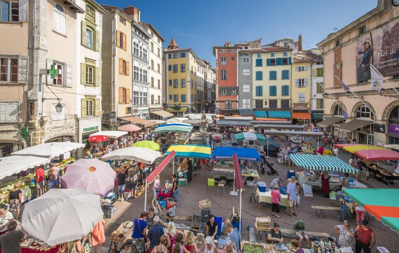 Le marché du Puy-en-Velay, sur la place du Plot.