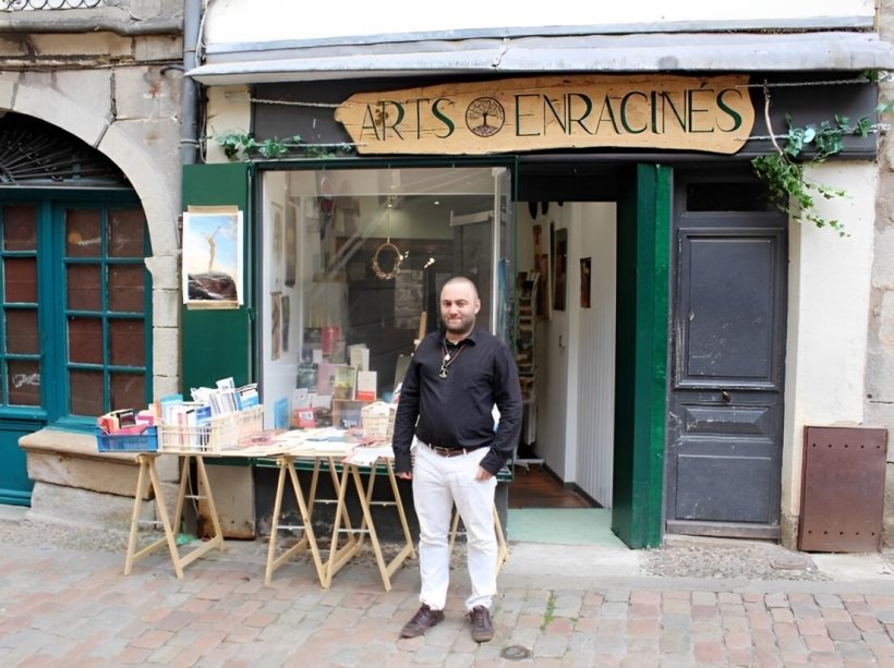 Maxime Sanial est, selon lui, le seul libraire en France à vendre le livre de V.Reynouard.