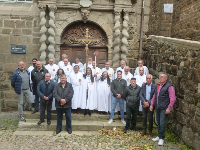 Photo souvenir de la messe des bouchers avec Les Pénitents Blancs du Puy ce dimanche.
