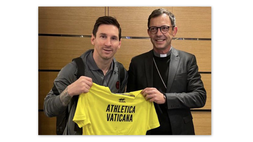 Mgr Gobilliard a remis un maillot du Vatican à Lionel Messi.