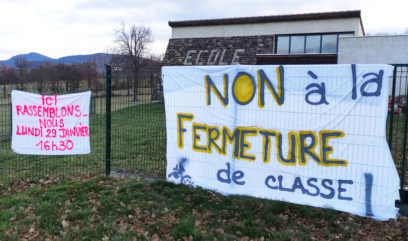 À Saint-Etienne-Lardeyrol, la colère monte pour défendre l'école du village.