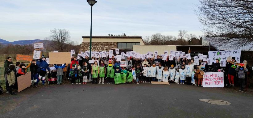 La dense mobilisation devant l'école de Saint-Etienne-Lardeyrol. 