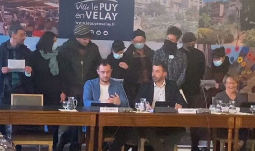 La manifestation a duré quelques minutes dans l'enceinte de la mairie du Puy.