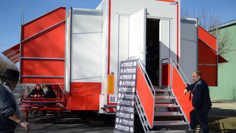 Un homme se tient devant le camion du Musée Mobile MuMo.