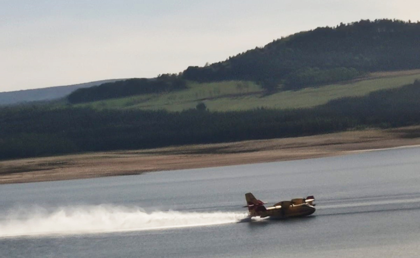 Les bombardiers d'eau font des dizaines de rotations entre Astet et Naussac. 