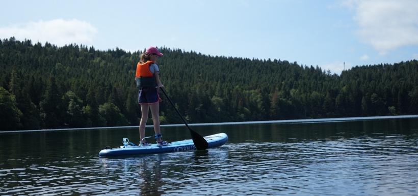 Le paddle, pour explorer le lac à la force des bras