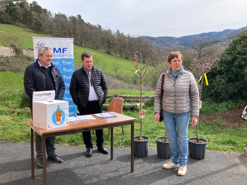  Signature de la charte par Bernard SOUVIGNET, Président de l'AMF43 et Frédéric Gravière, directeur Orange Haute-Loire