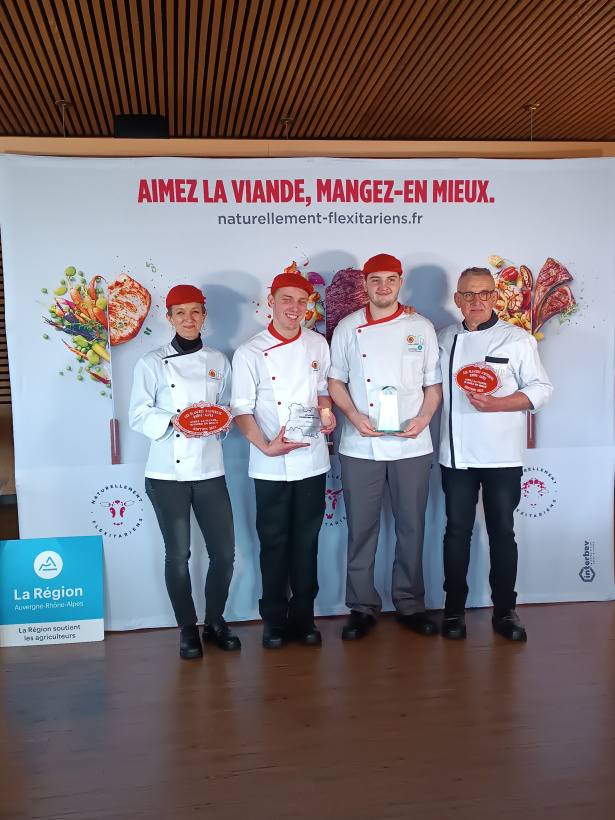Le duo de Yohann et Nathan (au milieu) a remporté le 1er prix du concours
