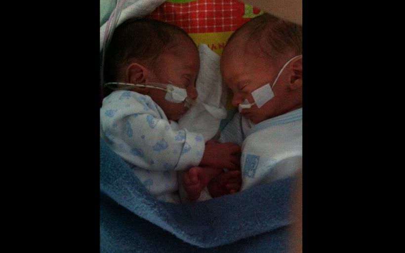 Tiago et Paolo deux nourrissons nés trois mois avant le terme. 