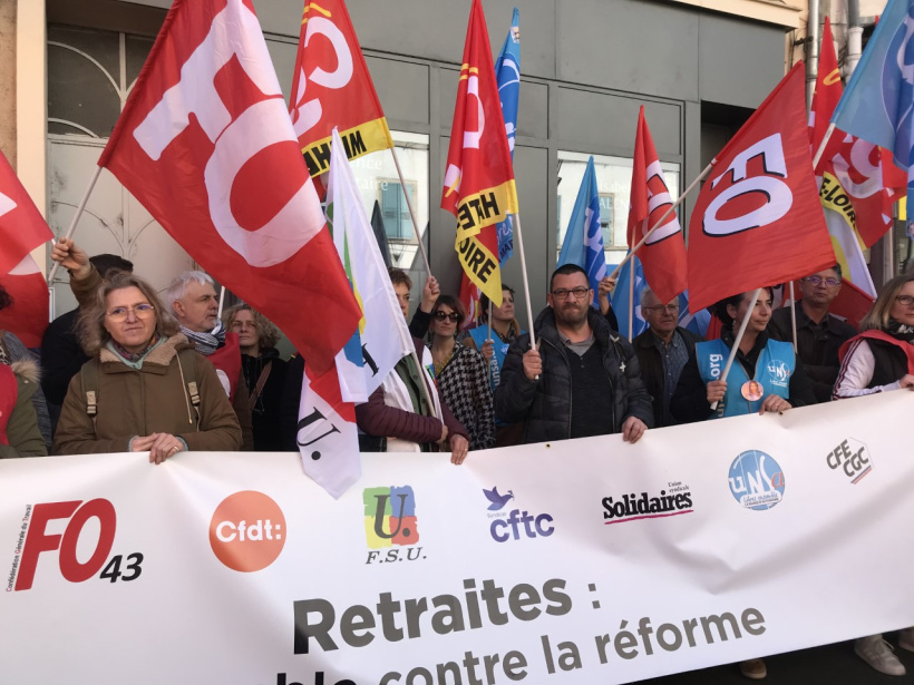 Rassemblement devant la permanences parlementaires d'Isabelle Valentin.