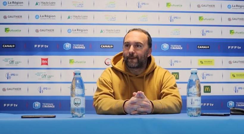 Roland Vieira, entraîneur du Puy Foot en conférence de presse avant Sedan