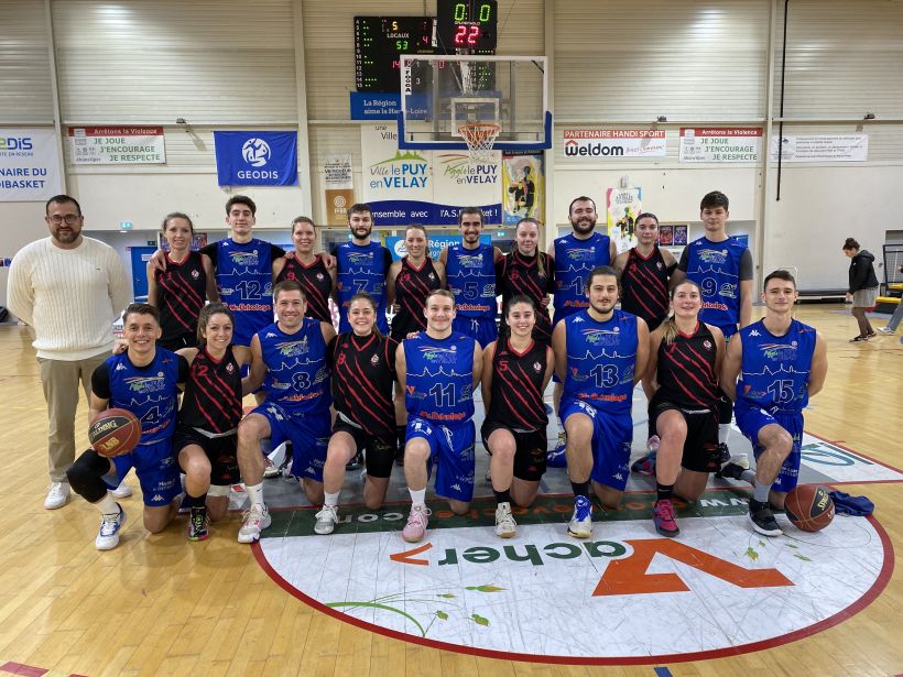 L'effectif masculin et féminin de l'ASM Basket Le Puy